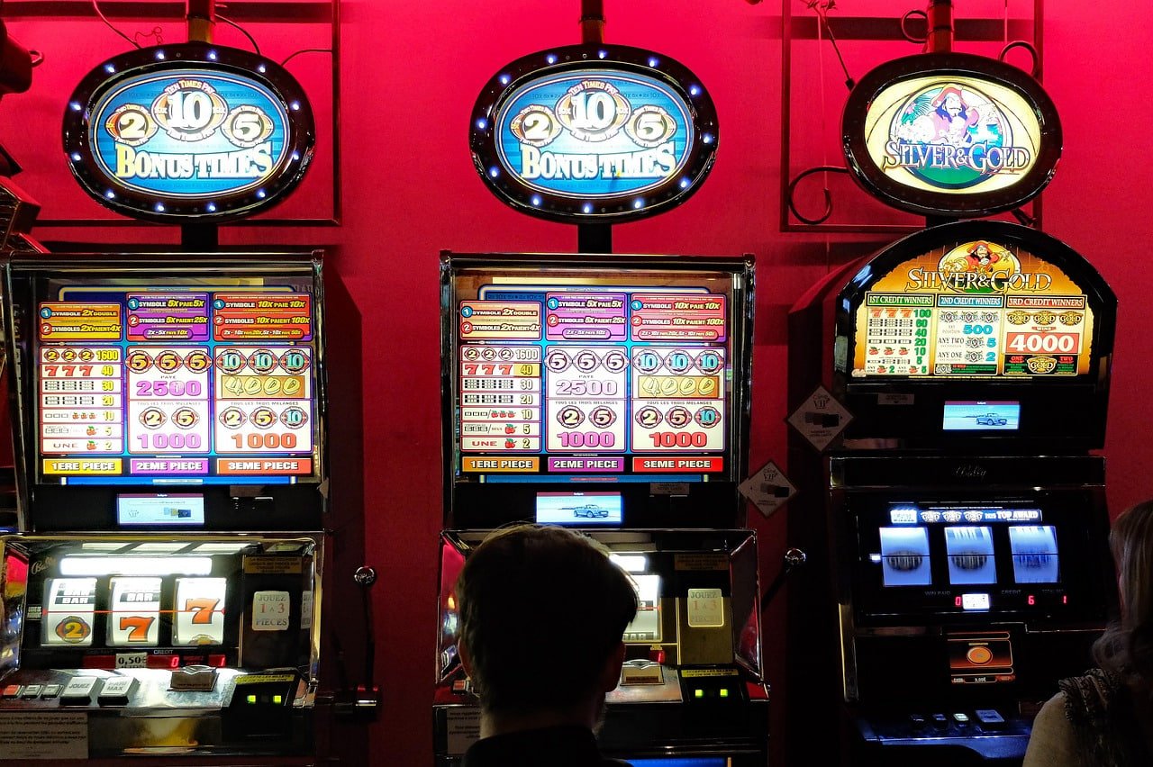 ak4d login app on smartphone showing live roulette table